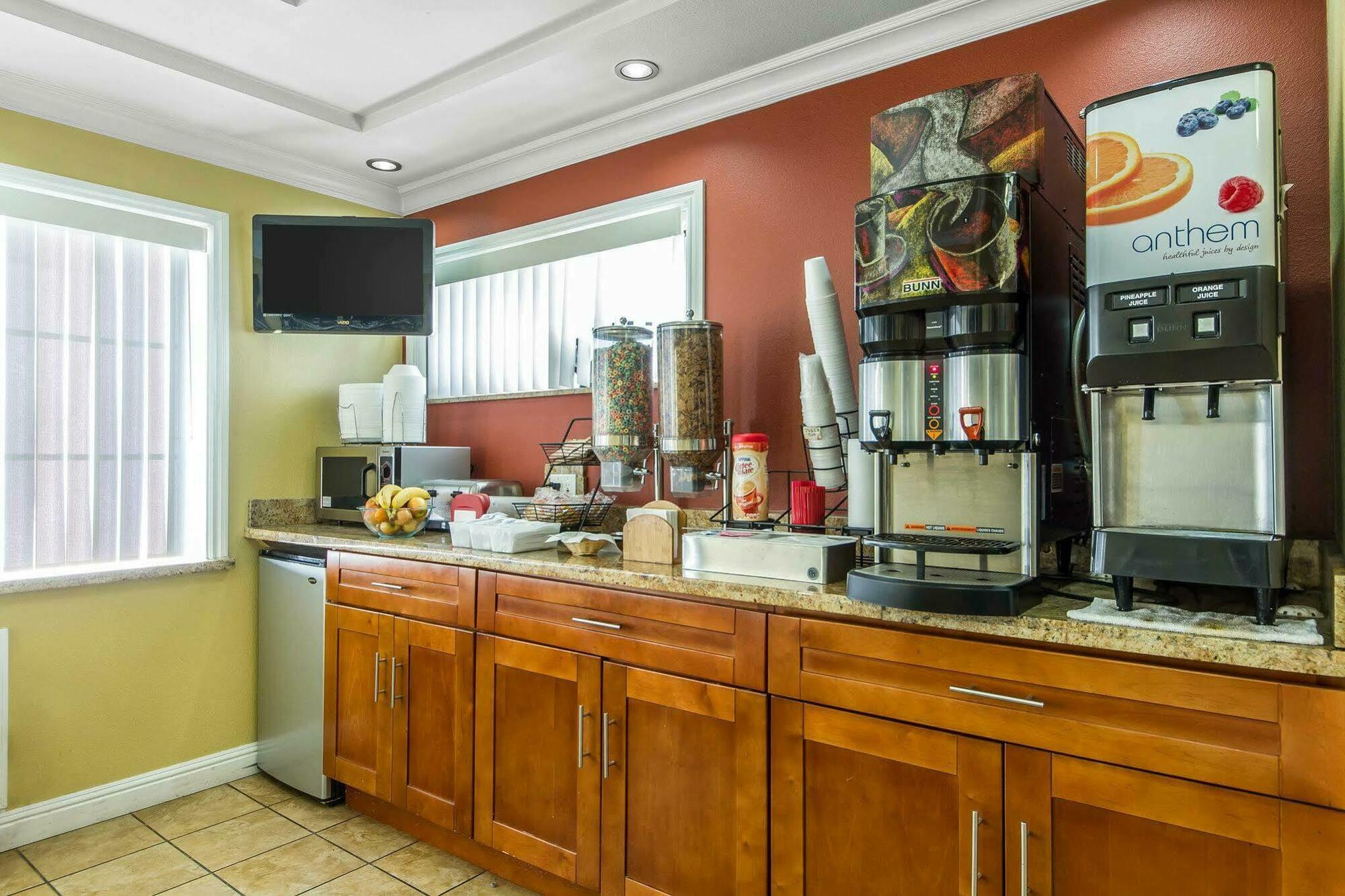 אוקלנד Rodeway Inn & Suites Near The Coliseum & Arena מראה חיצוני תמונה